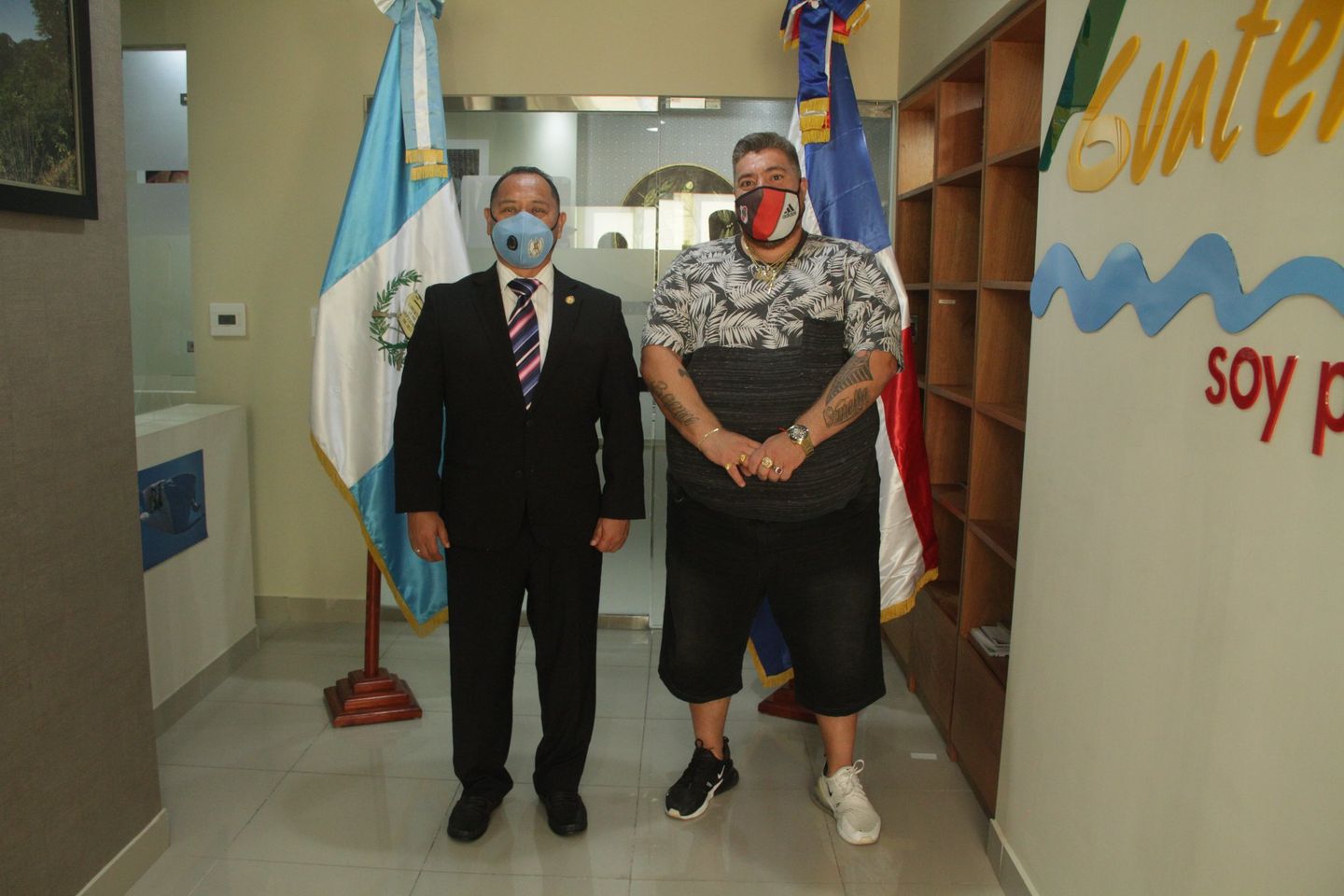 Del Barrio A La Embajada